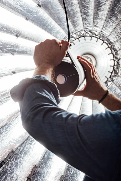 Cropped view of art director touching reflector in photo studio — Stock Photo