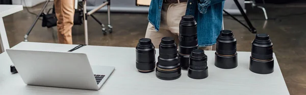 Obiettivo fotografico panoramico vicino al computer portatile sul tavolo — Foto stock