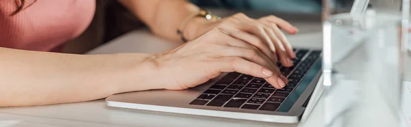 Plano panorámico del director de arte escribiendo en el teclado del ordenador portátil - foto de stock