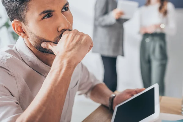 Enfoque selectivo del maestro scrum tocando la cara mientras sostiene la tableta digital con pantalla en blanco - foto de stock