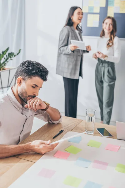 Selektiver Fokus der Mixed Race Scrum Master mit digitalem Tablet in der Nähe von Geschäftsfrauen — Stockfoto