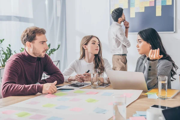 Enfoque selectivo de maestros de scrum multiculturales hablando en el cargo - foto de stock