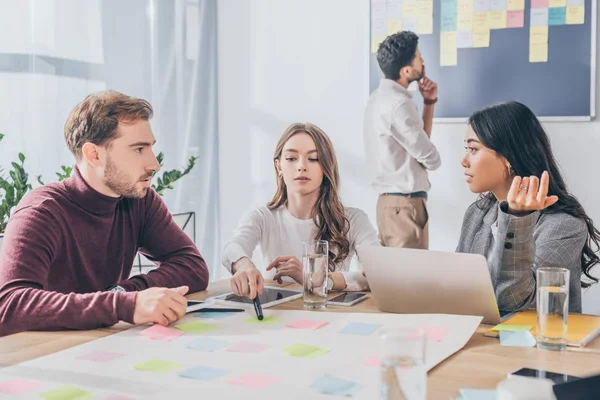 Foco seletivo de mestres scrum multicultural falando no escritório — Fotografia de Stock