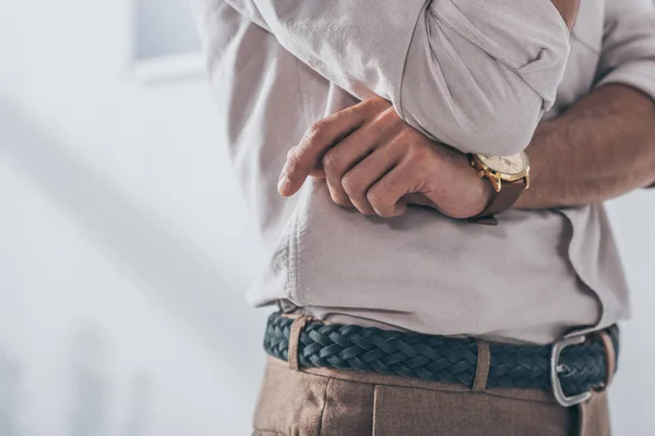 Vista recortada del hombre de negocios de pie en el cargo - foto de stock