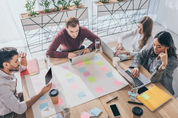 Overhead-Ansicht von multikulturellen Geschäftsleuten und Geschäftsfrauen mit Gadgets — Stockfoto