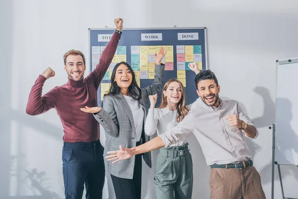 Felizes mestres multiculturais scrum celebrando no escritório — Fotografia de Stock