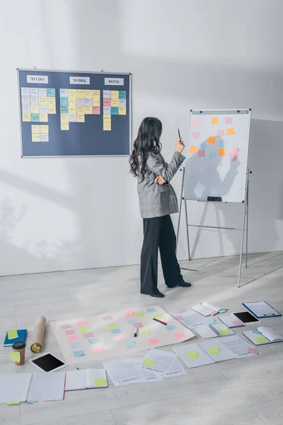 Scrum master debout dans un bureau moderne près de notes collantes sur le sol — Photo de stock