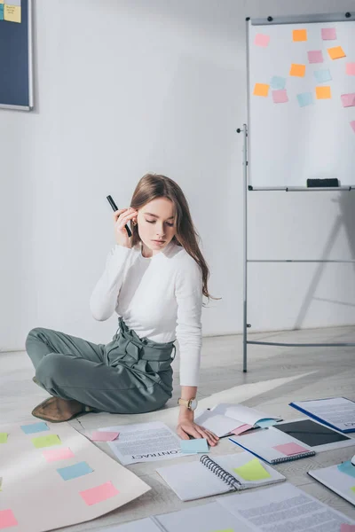 Schöne Scrum Master sitzt auf dem Boden in der Nähe von digitalen Tablet mit leerem Bildschirm und klebrigen Notizen — Stockfoto