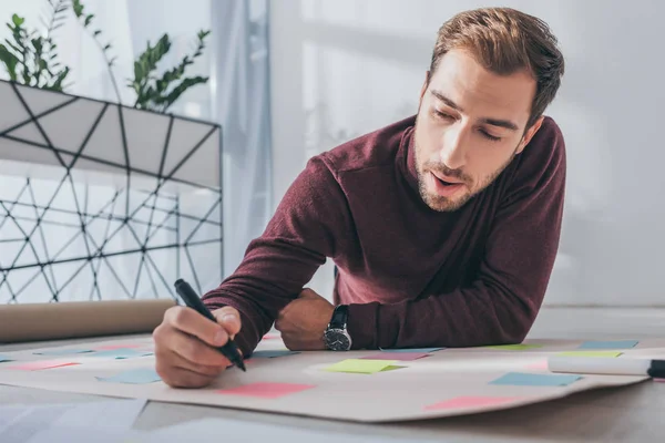 Messa a fuoco selettiva di mischia master scrittura sulla nota appiccicosa — Foto stock