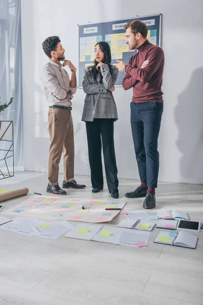 Multikulturelles Gedränge im Stehen und Sprechen neben klebrigen Zetteln auf dem Boden — Stockfoto