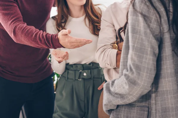 Enfoque selectivo de los compañeros de trabajo posando mientras están en el cargo — Stock Photo