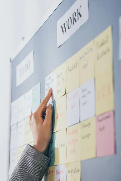 Selective focus of scrum master pointing with finger at sticky note with write regression testing letters — Stock Photo