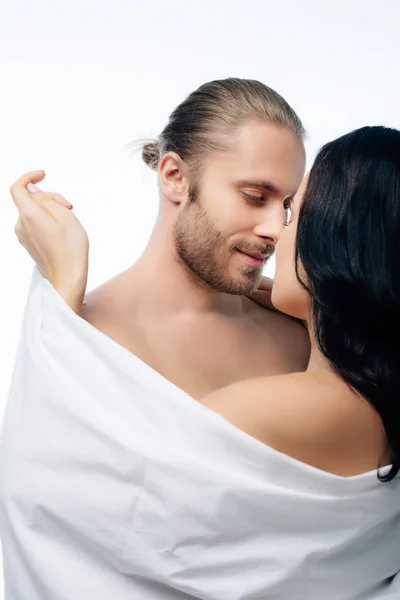 Sexy joven pareja abrazándose en blanco hojas, aislado en blanco - foto de stock