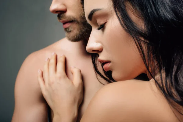 Nacktes Paar, das sich mit geschlossenen Augen umarmt, isoliert auf grau — Stockfoto