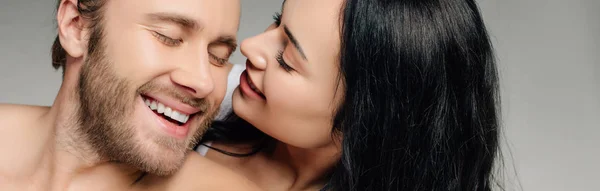 Plano panorámico de pareja desnuda positiva con los ojos cerrados, aislado en gris - foto de stock