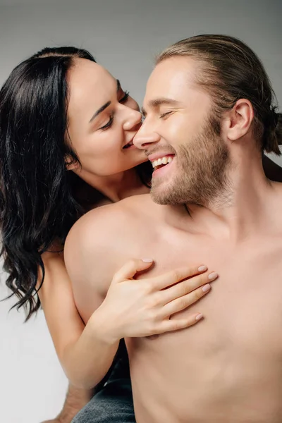 Fröhliches nacktes Paar, das sich zärtlich umarmt, isoliert auf grau — Stockfoto