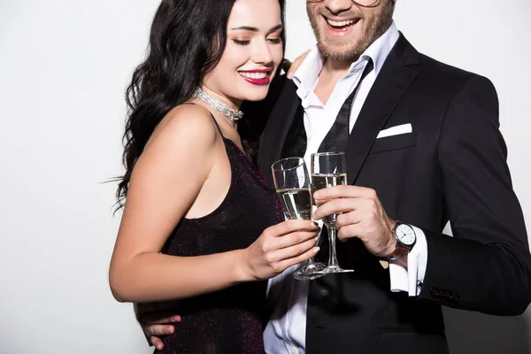 Alegre pareja tintineo con copas de champán para el día de San Valentín en blanco - foto de stock