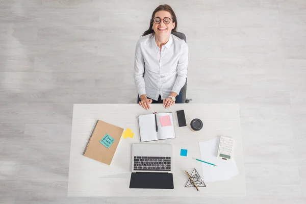 Blick von oben auf attraktive Geschäftsfrau, die im Büro lächelt und chillt — Stockfoto