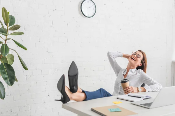 Весела бізнес-леді розслабляє і тримає паперовий стаканчик в офісі — Stock Photo