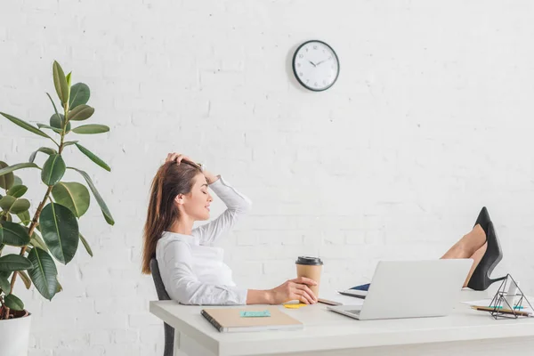 Vue de côté de femme d'affaires heureuse refroidissant dans le bureau — Photo de stock