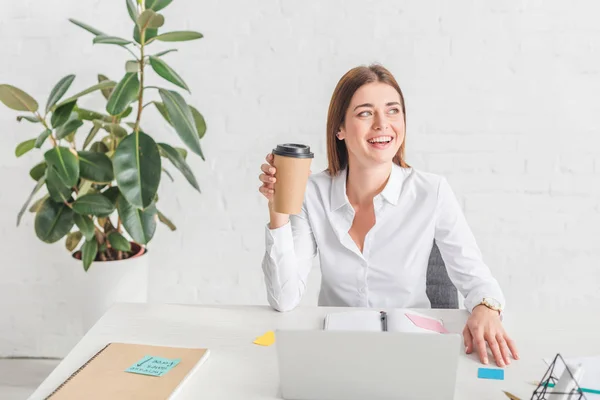 Femme d'affaires heureuse se refroidissant tout en tenant du café pour aller au bureau — Photo de stock