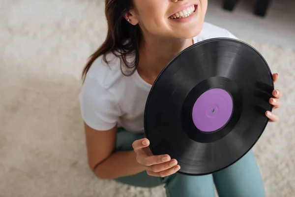 Vista cortada de mulher feliz segurando recorde de vinil retro — Fotografia de Stock