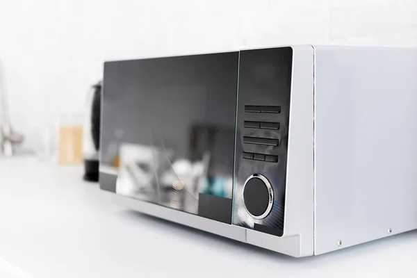 Foyer sélectif de micro-ondes sur la table dans la cuisine — Photo de stock