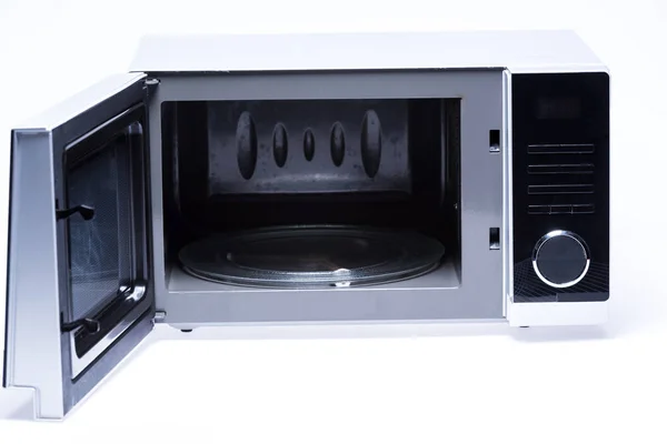 Metal e forno de microondas aberto no fundo branco — Fotografia de Stock