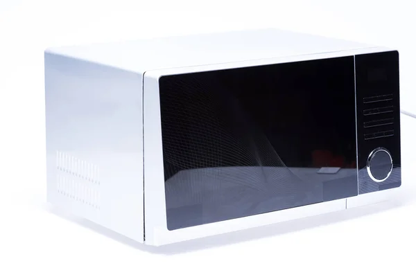 Металлическая и электрическая микроволновая печь на белом фоне — стоковое фото