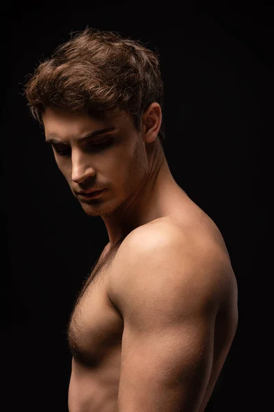 Sexy homem com nu muscular torso isolado no preto — Fotografia de Stock