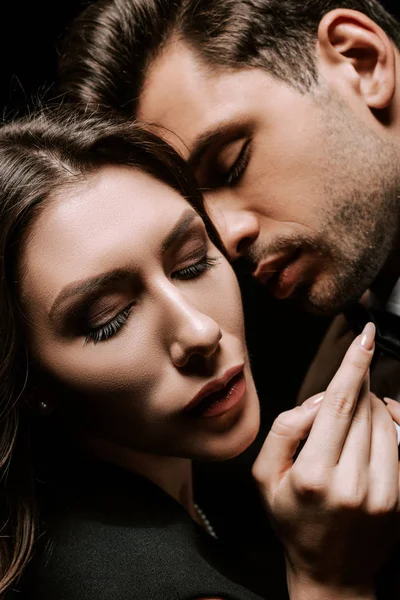 Primer plano de hombre y mujer guapos con los ojos cerrados - foto de stock