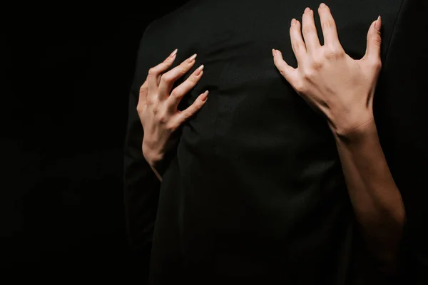 Vista ritagliata di donna abbracciare fidanzato isolato su nero — Foto stock