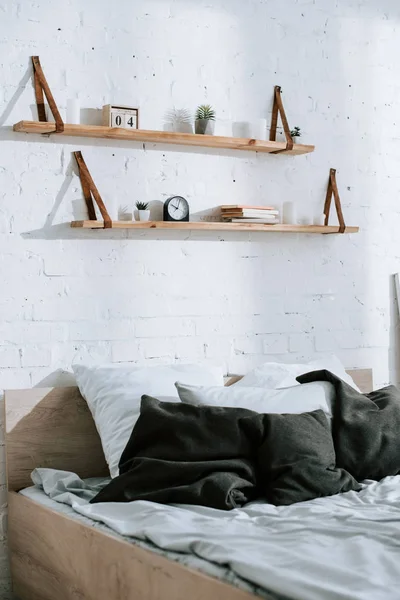 Graue Kissen auf dem Bett im modernen Schlafzimmer — Stockfoto