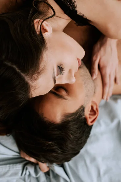 Vue de dessus de la femme couchée avec l'homme sur le lit — Photo de stock