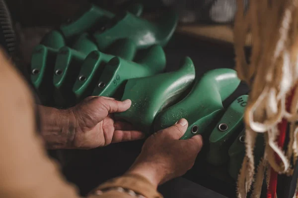 Ausgeschnittener Blick auf Schuhmacher, der Schuh zuletzt in Werkstatt hält — Stockfoto