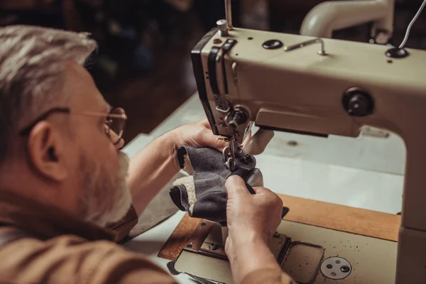 Selektiver Fokus des Schuhmachers Nähdetails des Wildlederschuhs auf der Nähmaschine — Stockfoto