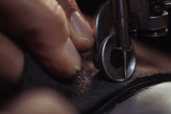 Vista de cerca de zapatero coser cuero genuino en la máquina de coser - foto de stock