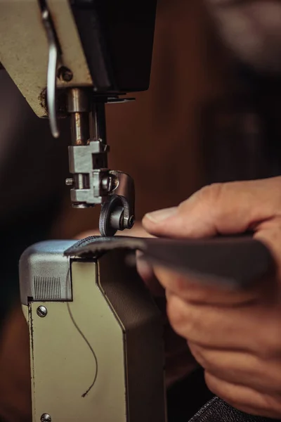 Vista cortada de sapateiro costura couro genuíno na máquina de costura — Fotografia de Stock