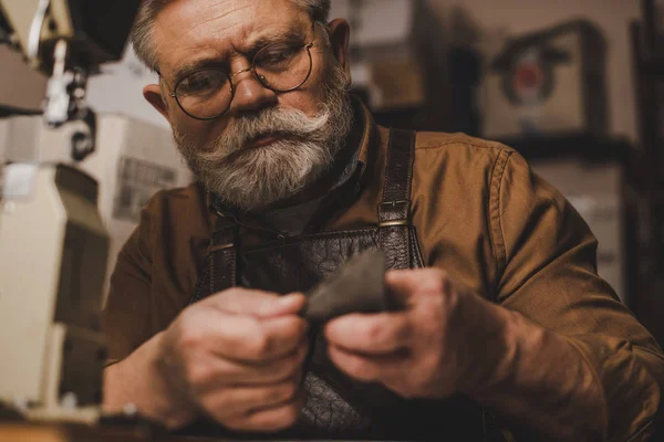 Selektiver Fokus des aufmerksamen Schusters auf echtes Leder — Stockfoto