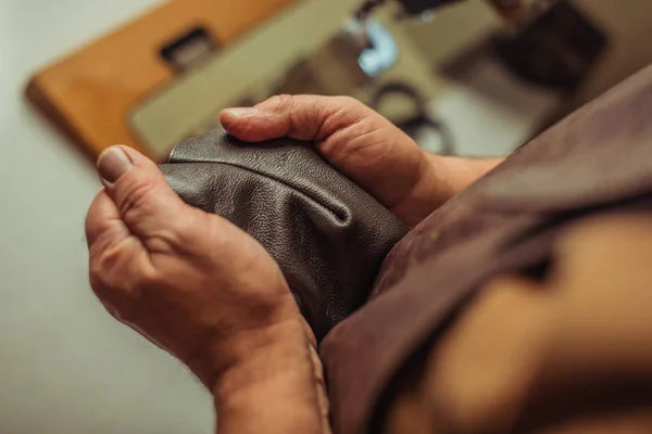 Ausgeschnittene Ansicht des Schuhmachers, der die Naht auf echtem Leder überprüft — Stockfoto