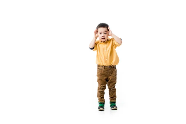 Glücklich kleine asiatische Junge gestikuliert isoliert auf weiß — Stockfoto
