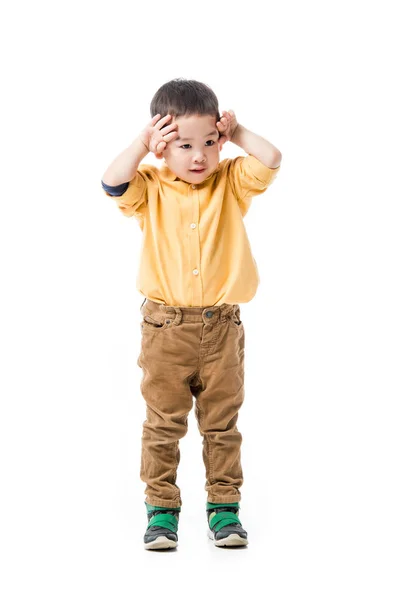 Kleine asiatische Junge gestikuliert isoliert auf weiß — Stockfoto