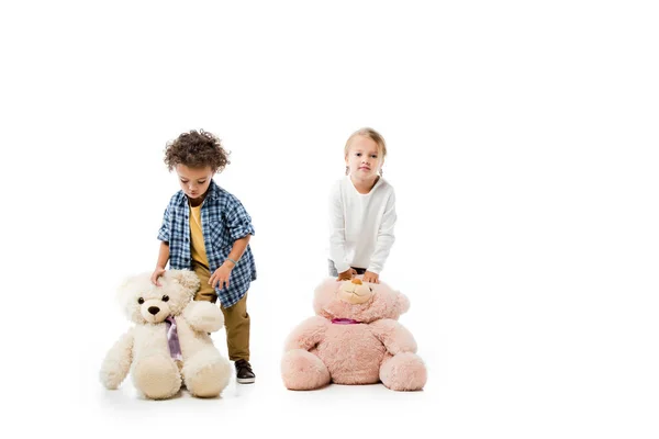 Crianças multiculturais segurando ursos de pelúcia em branco — Fotografia de Stock