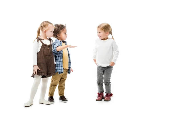 Мультикультурні діти, що стоять разом, ізольовані на білому — стокове фото
