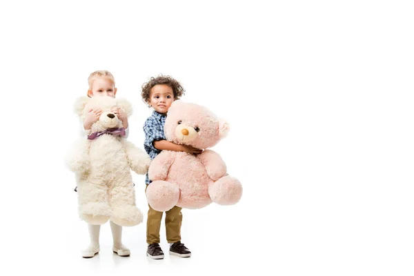Adorabili bambini multiculturali che tengono orsacchiotti, isolati su bianco — Foto stock