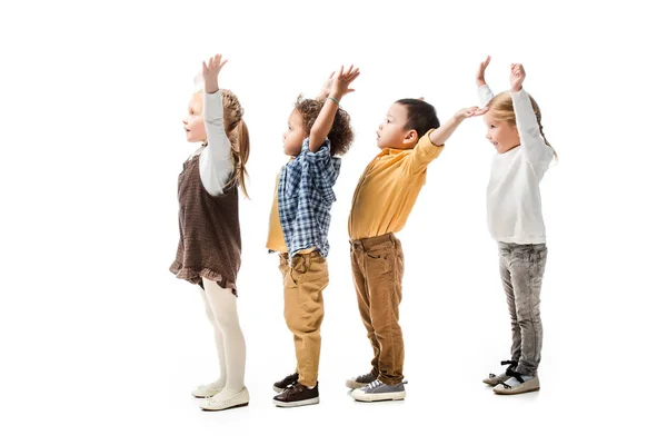 Niedliche multiethnische Kinder spielen mit den Händen nach oben isoliert auf weiß — Stockfoto