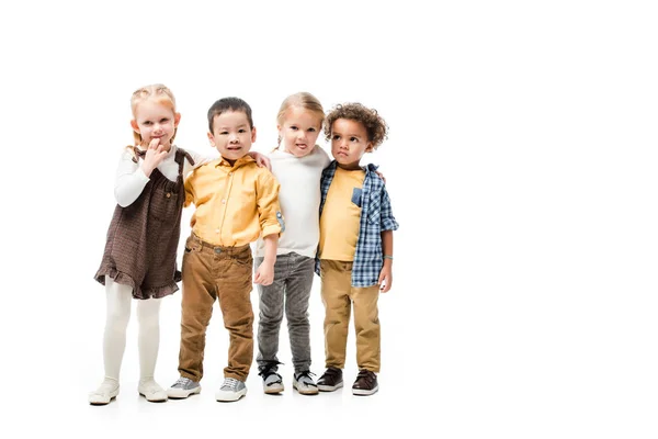 Adorables niños multiculturales abrazándose aislados en blanco - foto de stock