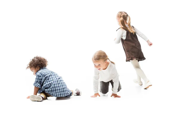 Смешные мультикультурные дети, играющие вместе, изолированные на белом — стоковое фото