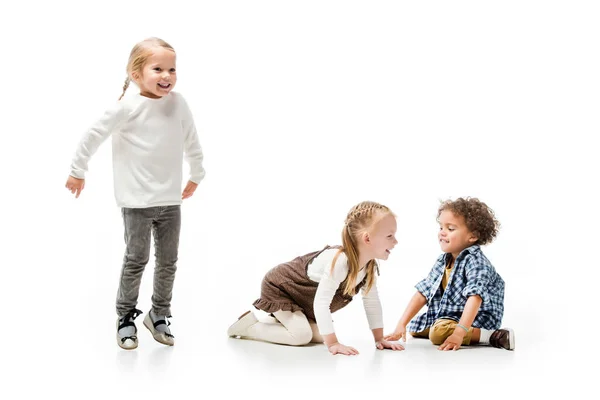 Fröhliche multikulturelle Kinder, die zusammen spielen, isoliert auf weiß — Stockfoto