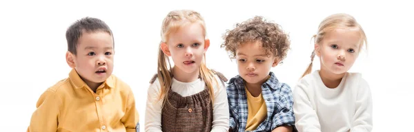 Panoramaaufnahme von niedlichen multikulturellen Kindern, die isoliert auf weißen Stühlen sitzen — Stockfoto